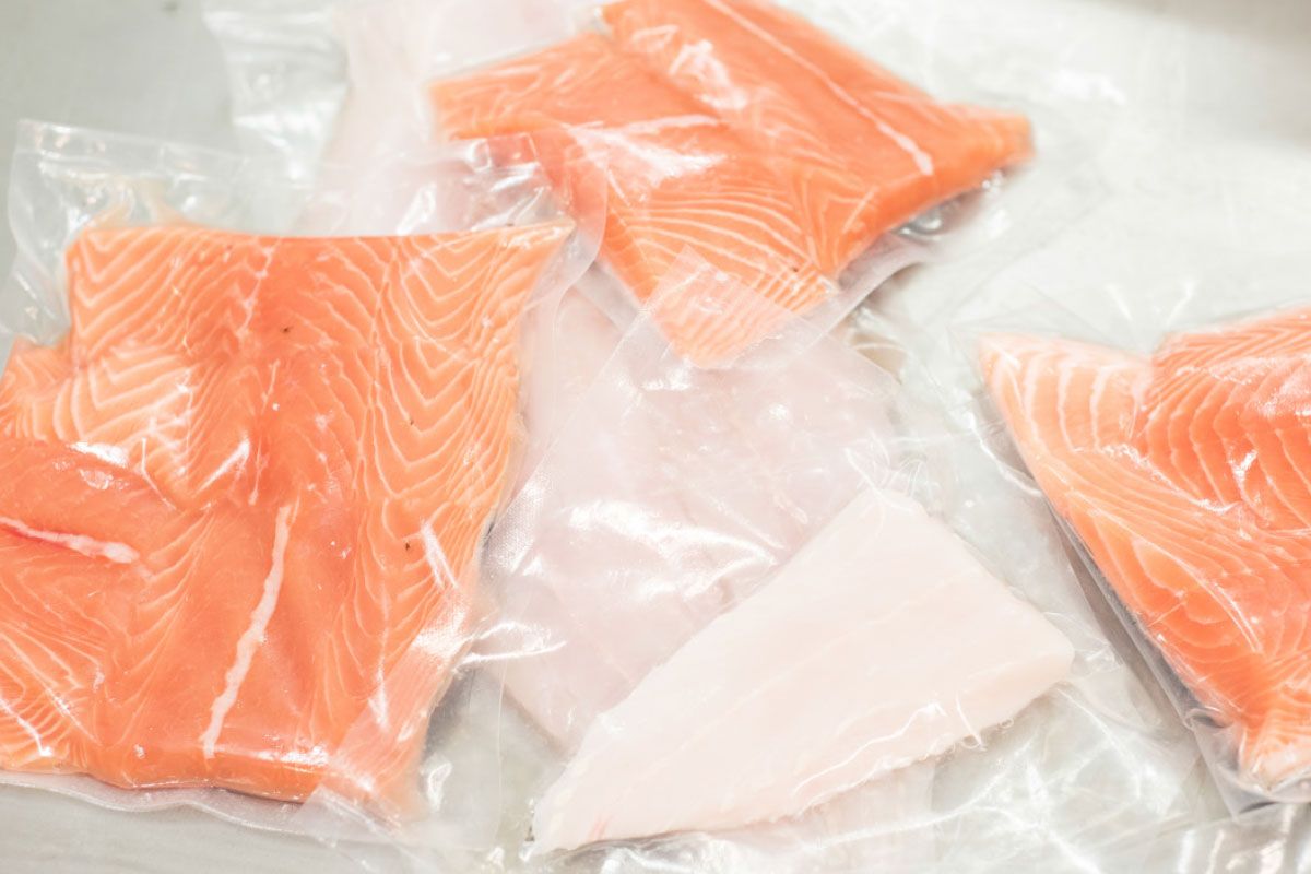 Disponemos de salas de elaboración y procesado especialmente diseñadas para la manipulación del pescado fresco